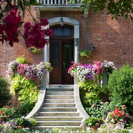 ベッド・アンド・ブレックファスト B＆b イネス